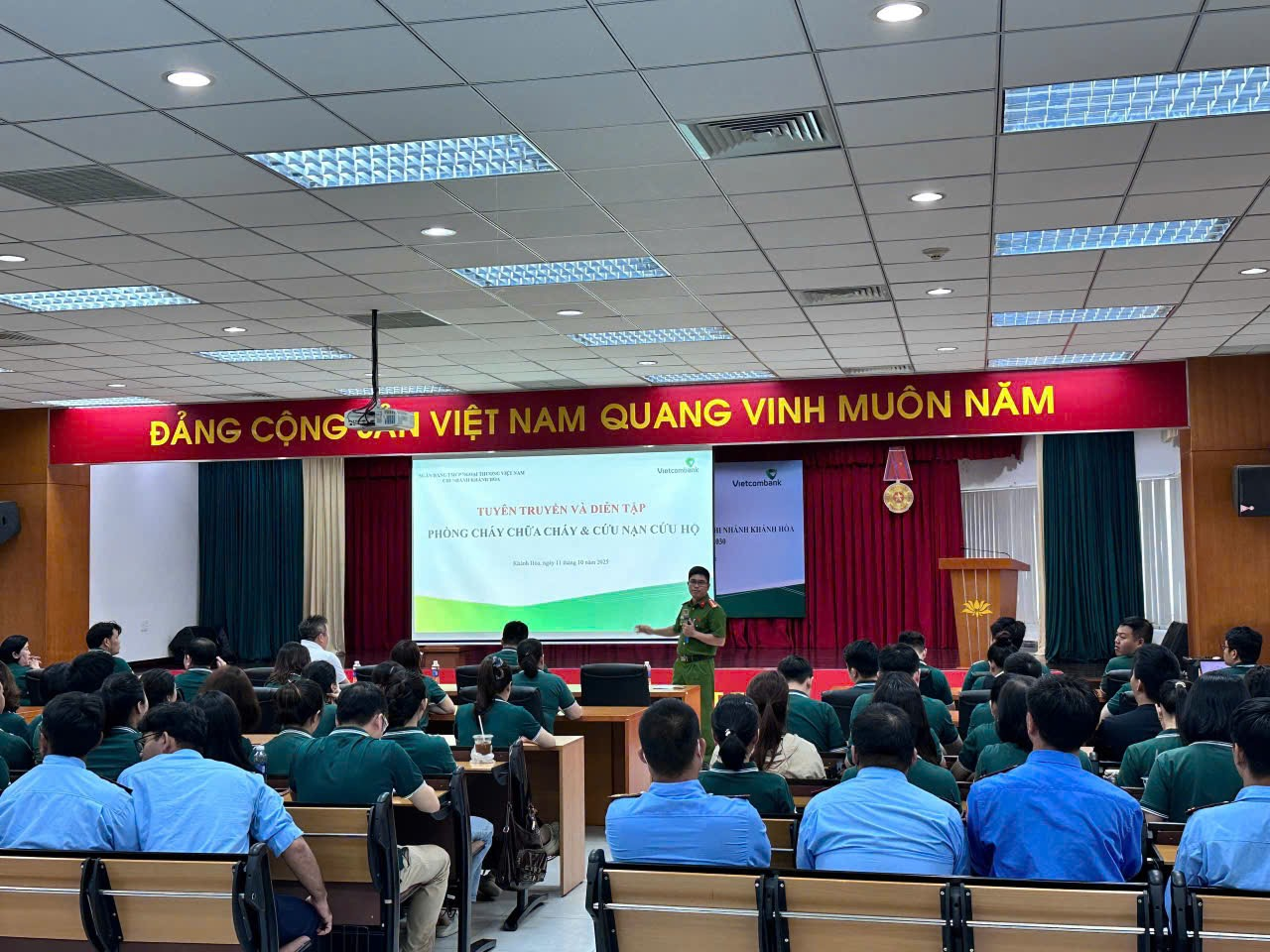 Thực tập phương án chữa cháy và cứu nạn, cứu hộ tại Trụ sở Ngân hàng TMCP Ngoại Thương Việt Nam – Chi nhánh Khánh Hòa