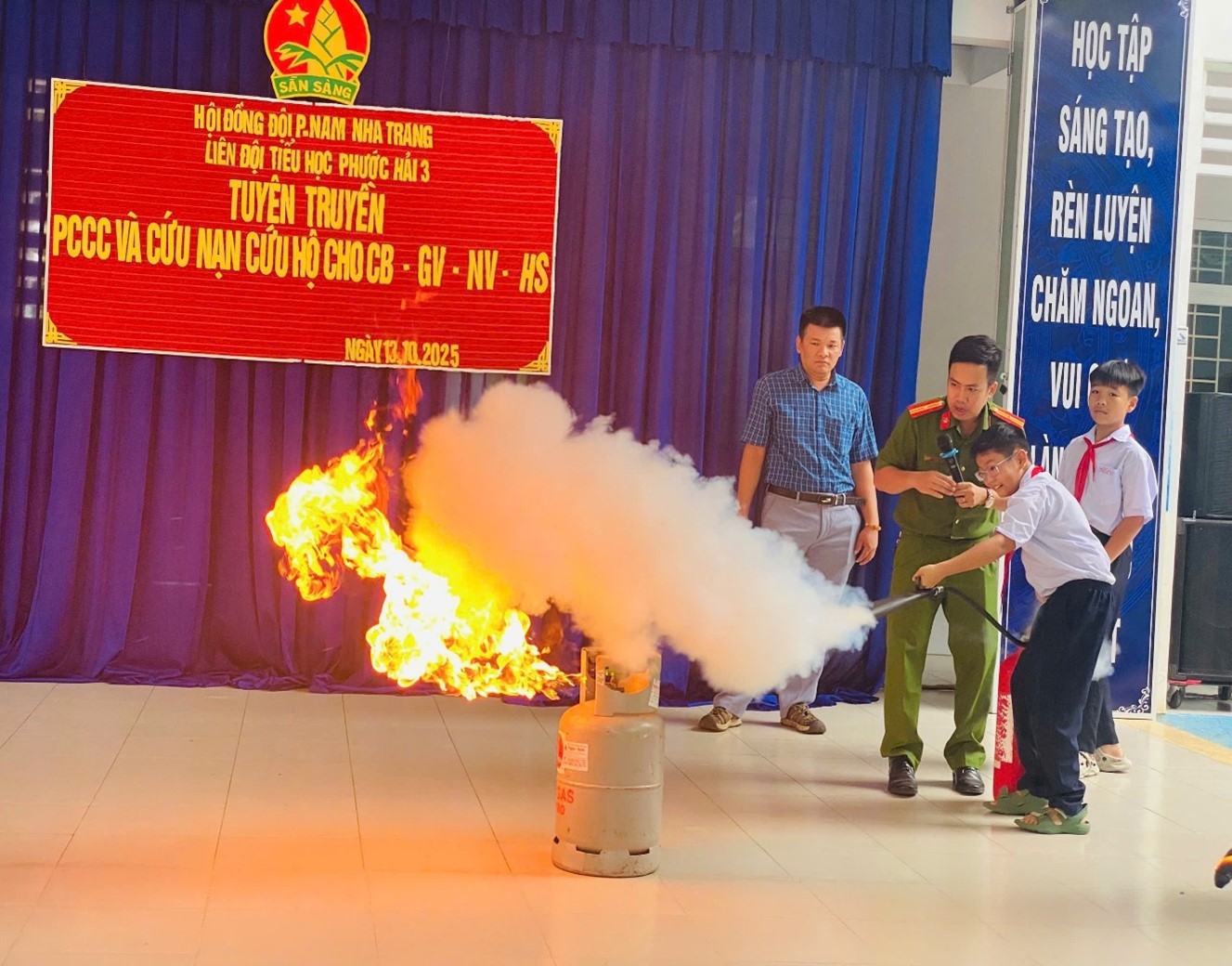 Tổ chức tuyên truyền về phòng cháy, chữa cháy và cứu nạn, cứu hộ cho hơn 2.000 học sinh, giáo viên, cán bộ, công nhân viên của 02 trường học trên địa bàn phường Nam Nha Trang