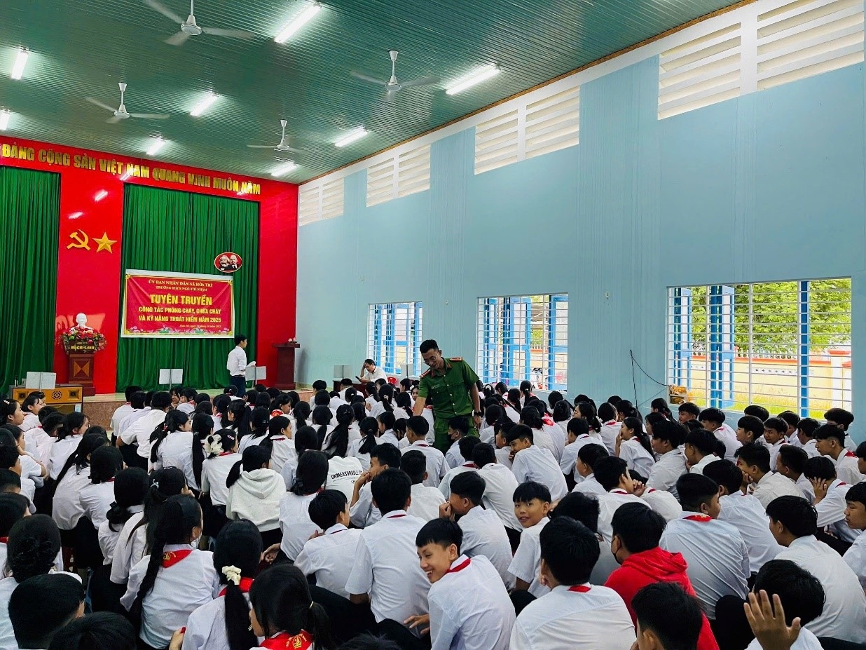 Trang bị kỹ năng phòng cháy, chữa cháy và cứu nạn, cứu hộ cho 25 giáo viên và 399 học sinh Trường THCS Ngô Thì Nhậm