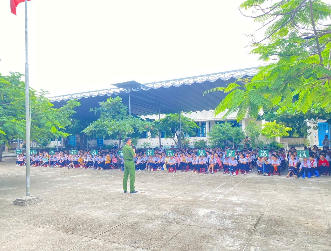 Tổ chức tuyên truyền, phổ biến kiến thức, kỹ năng phòng cháy, chữa cháy cho cán bộ, giáo viên, học sinh Trường tiểu học Cam Đức 1