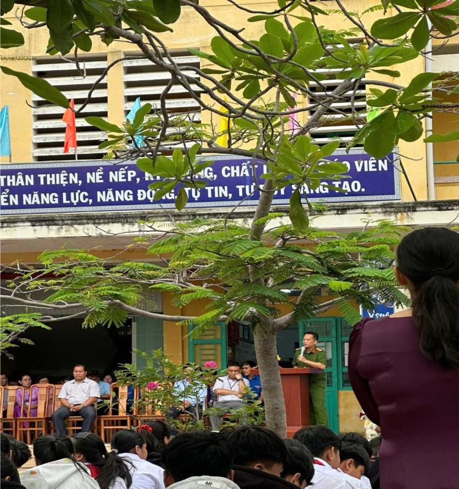 Tuyên truyền, hướng dẫn kỹ năng phòng cháy, chữa cháy và cứu nạn, cứu hộ tại Trường THCS và THPT Nguyễn Văn Linh