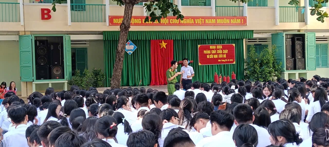 Tuyên truyền về phòng cháy, chữa cháy và cứu nạn, cứu hộ cho toàn thể cán bộ nhân viên và các em học sinh tại trường THPT Nguyễn Văn Trỗi.