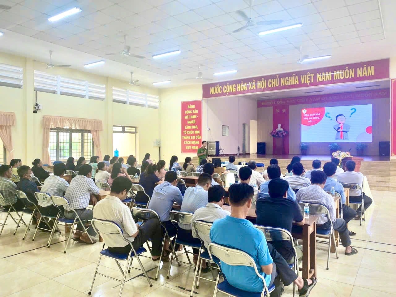 Huấn luyện nghiệp vụ phòng cháy chữa cháy và cứu nạn cứu hộ cho cán bộ, giáo viên và học viên trường Trung cấp nghề Ninh Hòa