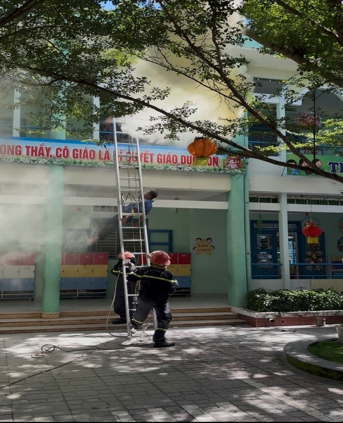 Thực tập phương án chữa cháy và cứu nạn, cứu hộ tại Trường mầm non Vạn Lương