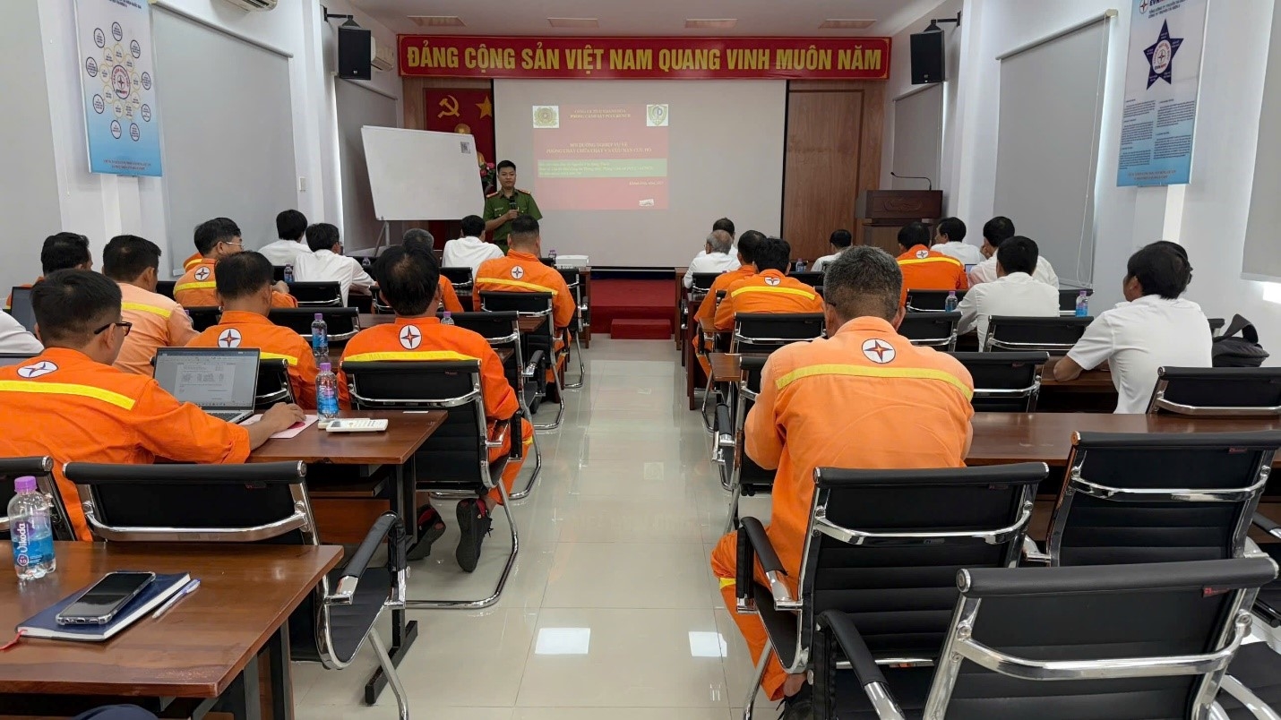 Bồi dưỡng nghiệp vụ phòng cháy chữa cháy và cứu nạn cứu hộ cho cán bộ, nhân viên Đội sửa chữa, thí nghiệm điện 3 thuộc Công ty truyền tải điện 3