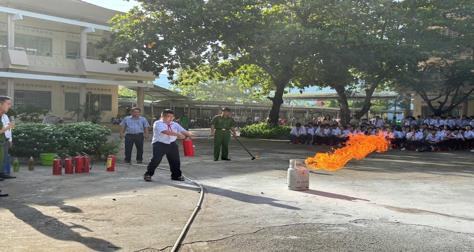 Tuyên truyền kiến thức, kỹ năng phòng cháy chữa cháy và cứu nạn cứu hộ cho học sinh trường THCS Phan Chu Trinh