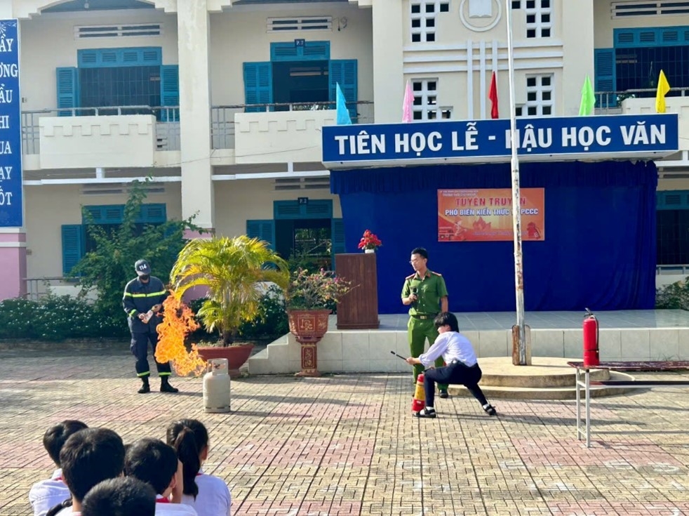 Sôi nổi buổi tuyên truyền, trải nghiệm kiến thức phòng cháy chữa cháy tại trường THCS Chu Văn An
