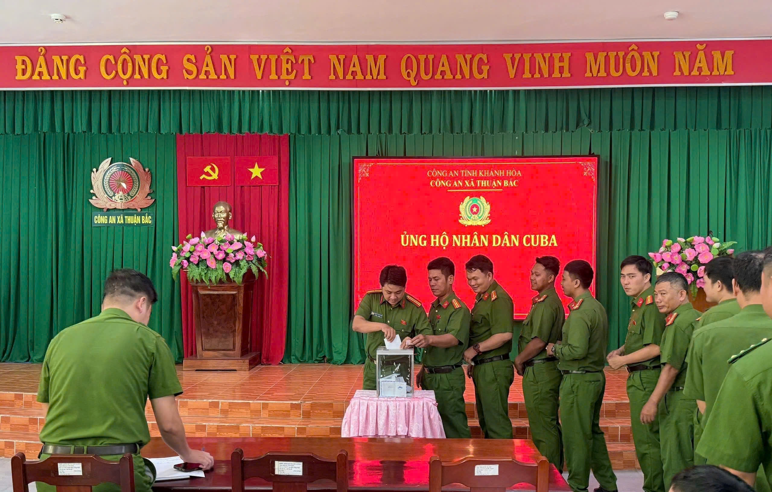 Cán bộ, chiến sĩ công an xã Thuận Bắc hướng về nhân dân Cuba anh em