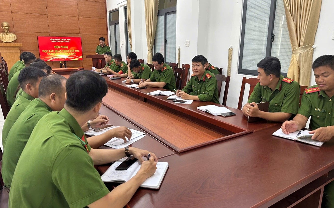 Công an xã Thuận Nam tổ chức hội nghị học tập, quán triệt các chỉ thị, nghị quyết mới của đảng