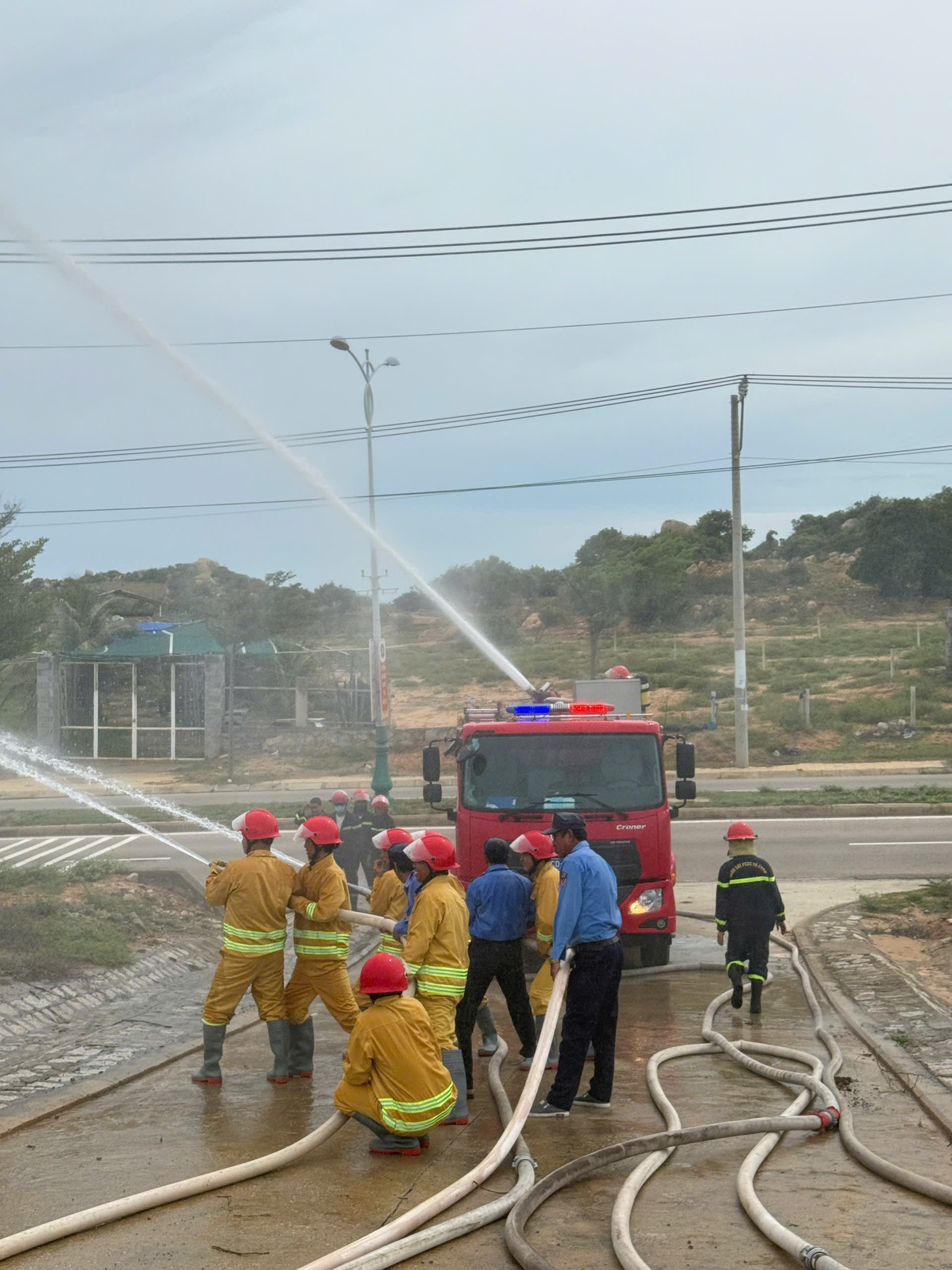 Thực tập phương án chữa cháy, cứu nạn, cứu hộ tại nhà máy điện gió Mũi Dinh