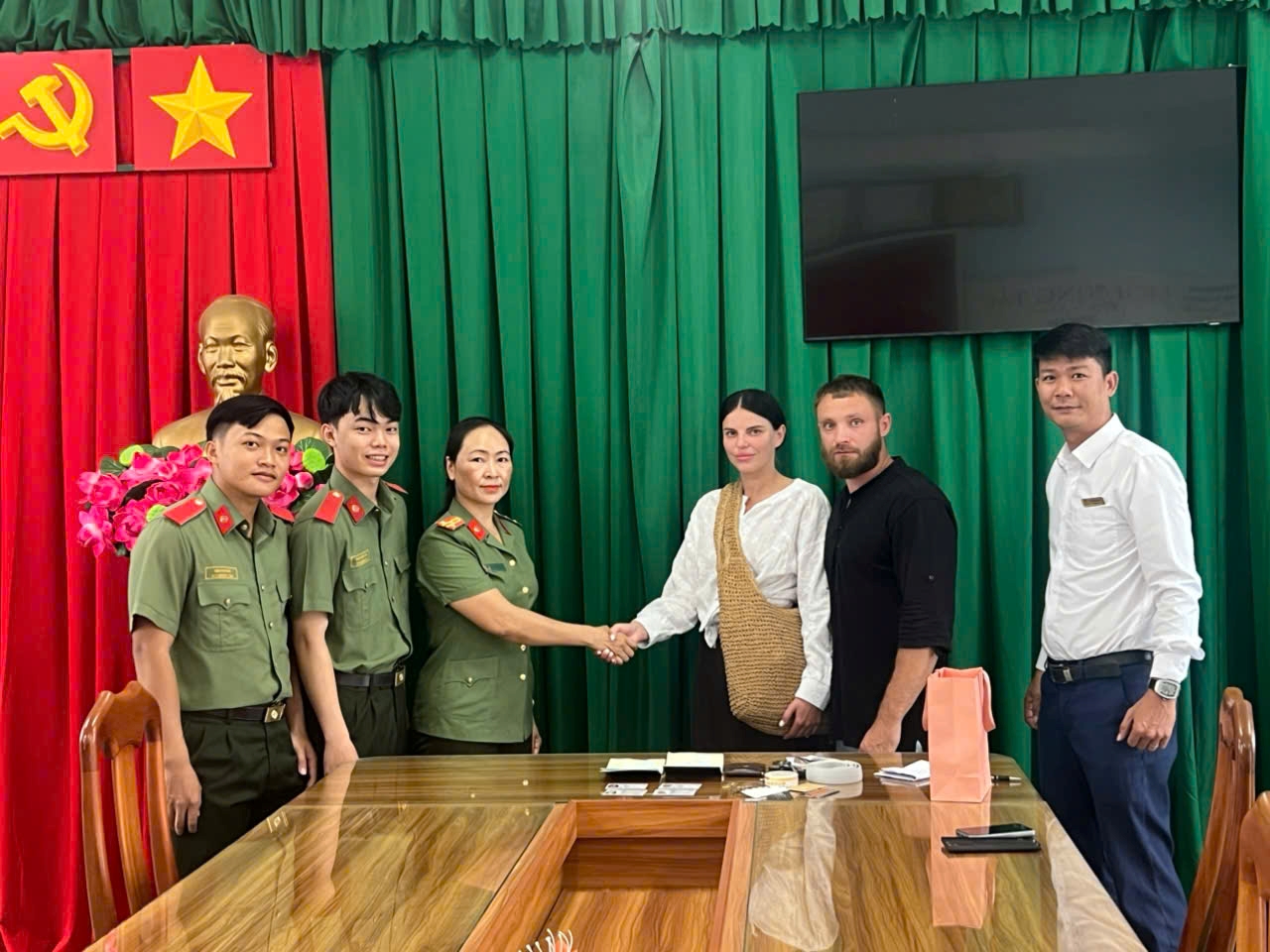 Phòng An ninh đối ngoại - Công an tỉnh Khánh Hòa trao trả tài sản bị mất cho du khách người nước ngoài