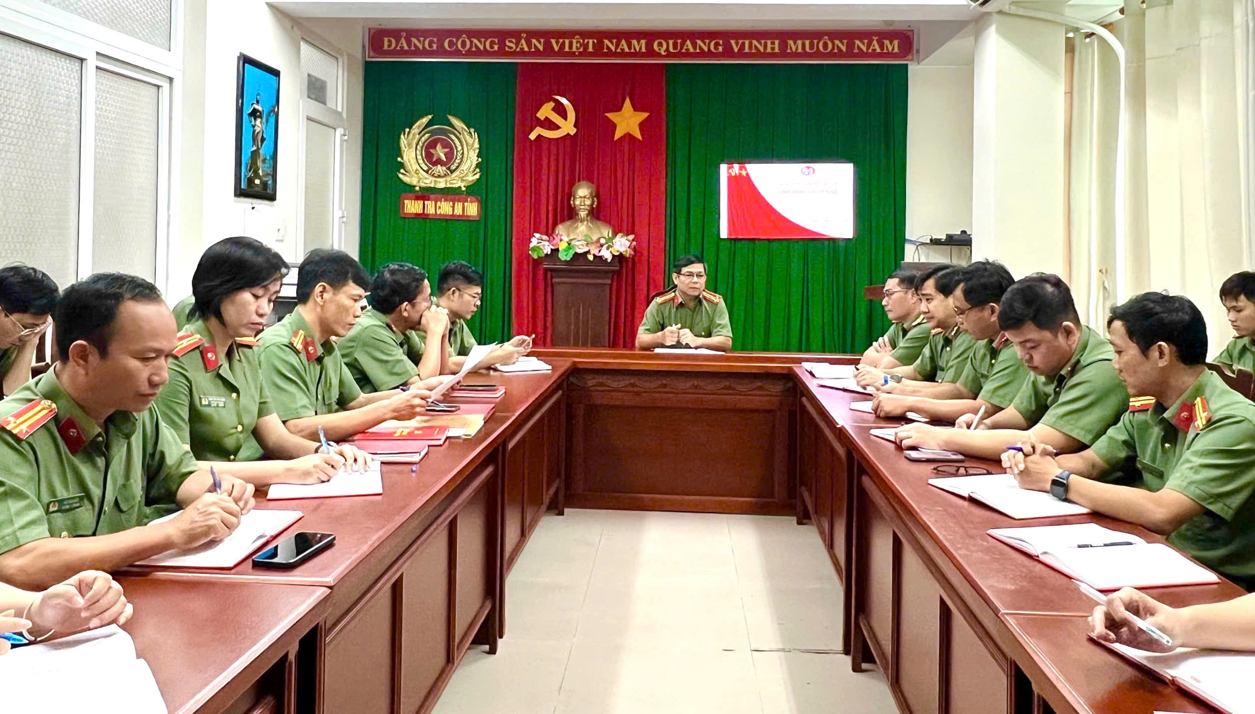 Chi bộ Thanh tra Công an tỉnh tổ chức sinh hoạt chuyên đề “Học tập và làm theo tư tưởng, đạo đức, phong cách Hồ Chí Minh năm 2025”