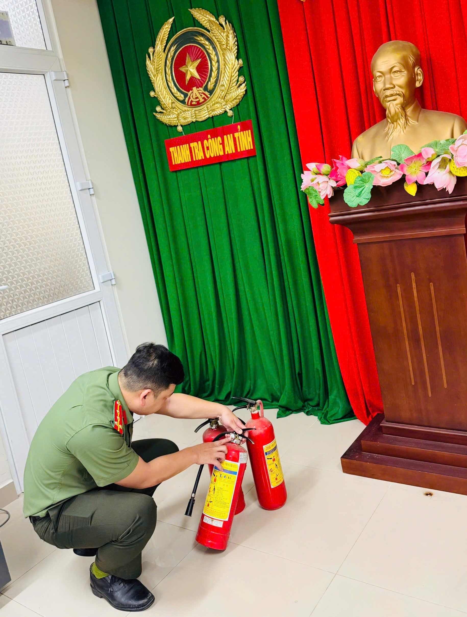 Thanh tra Công an tỉnh tổ chức tự kiểm tra thiết bị phòng cháy, chữa cháy.