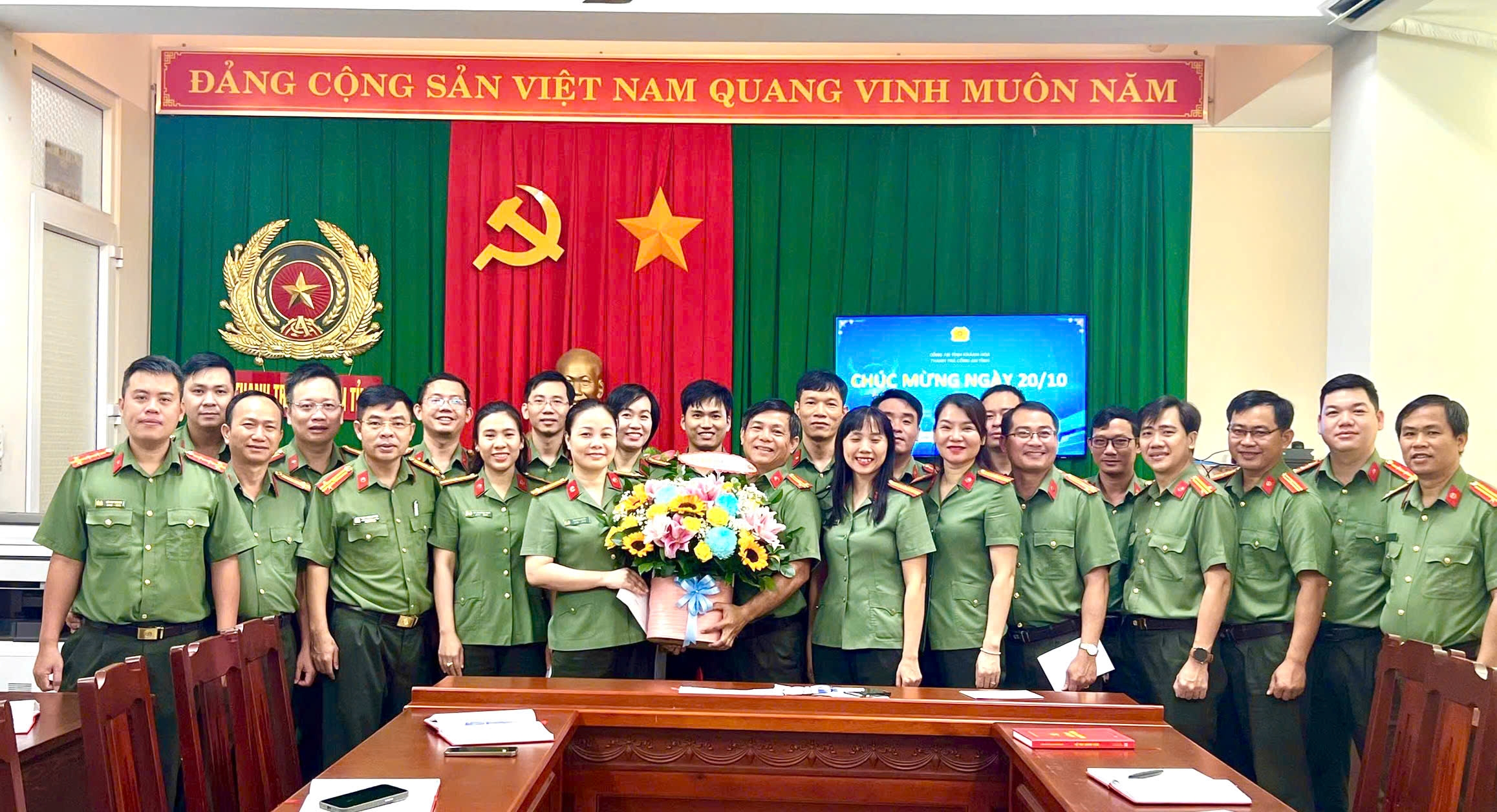 Thanh tra Công an tỉnh tổ chức gặp mặt, tặng hoa chúc mừng Hội phụ nữ đơn vị nhân ngày phụ nữ Việt Nam 20/10.