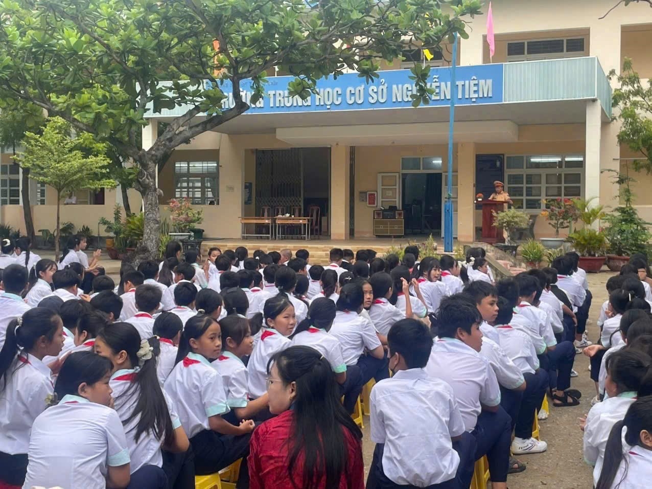 Tuyên truyền về an toàn giao thông tại 06 điểm trường trên địa bàn tỉnh Khánh Hòa.