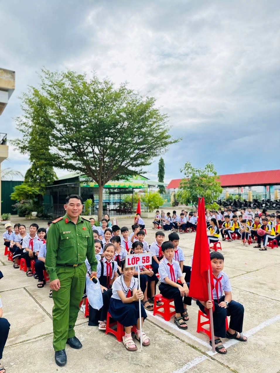 Tuyên truyền an toàn giao thông cho học sinh tại trường tiểu học Dư Khánh