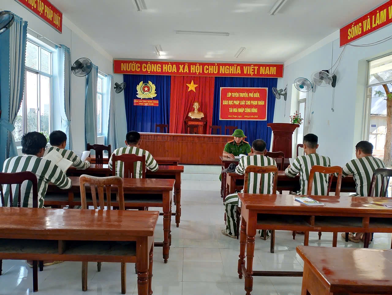 Trại tạm giam số 2 tổ chức cho phạm nhân lao động – lồng ghép nội dung giáo dục, cải tạo và rèn luyện nhân cách