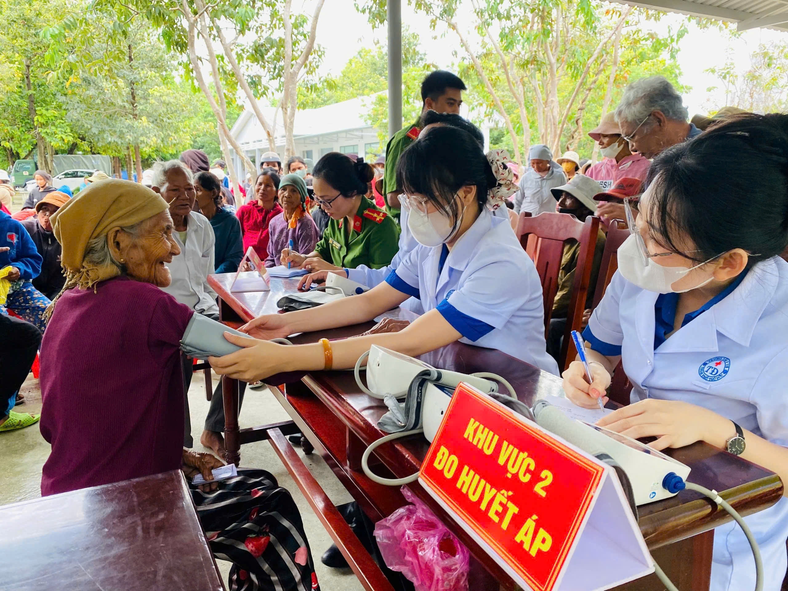 Trại tạm giam số 2 phối hợp tổ chức khám bệnh, cấp phát thuốc và tặng quà cho người dân trên địa bàn