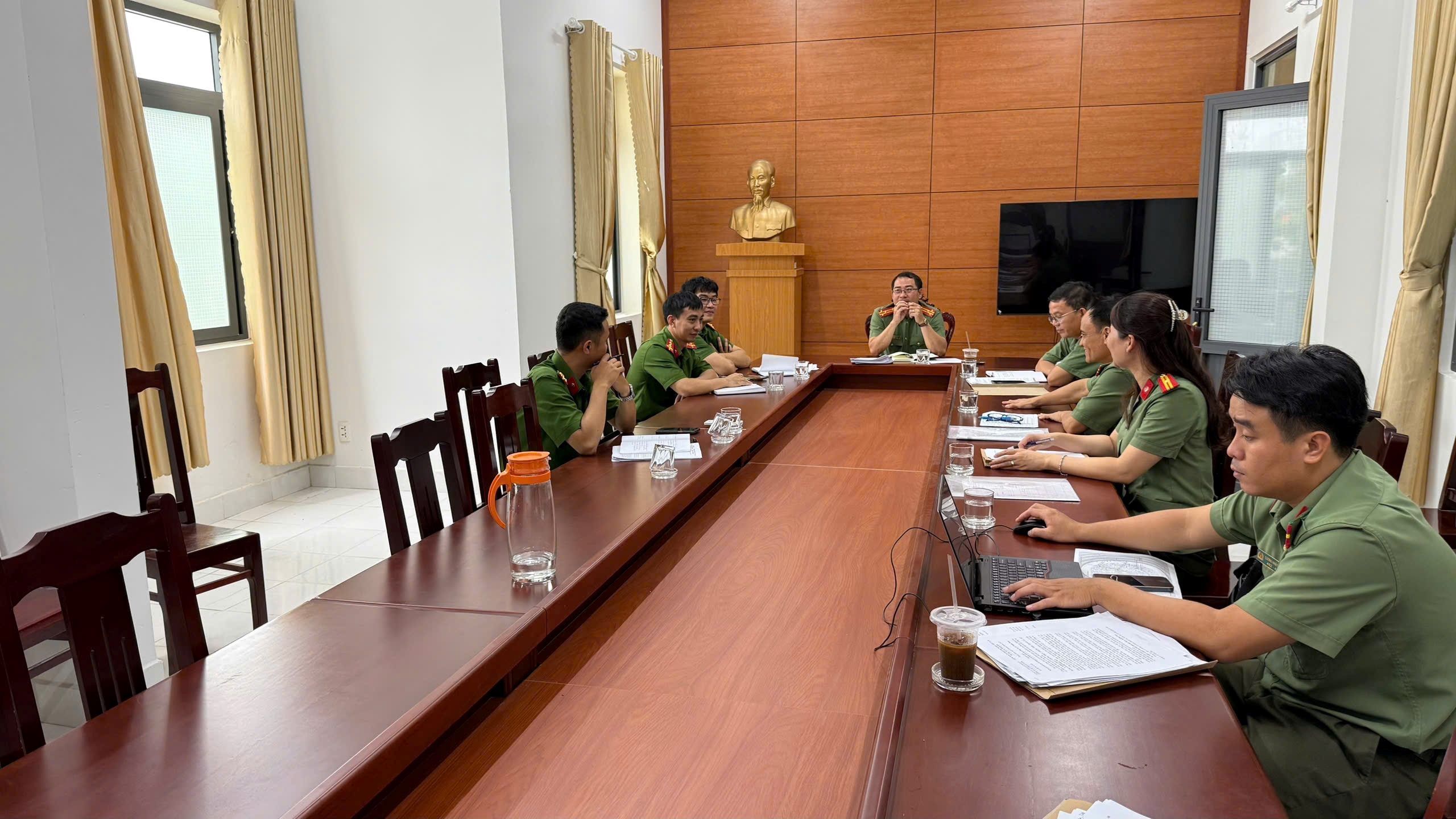 Đoàn thanh tra Công an tỉnh tiến hành thanh tra trực tiếp tại Công an xã Thuận Nam.