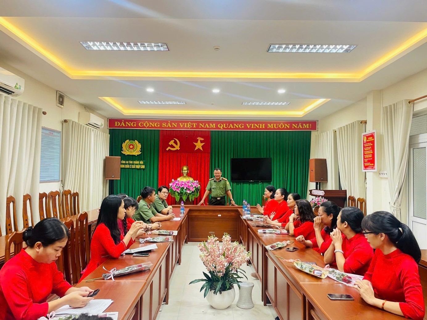 Phòng Quản lý xuất nhập cảnh tổ chức gặp mặt  kỷ niệm Ngày Phụ nữ Việt Nam 20/10