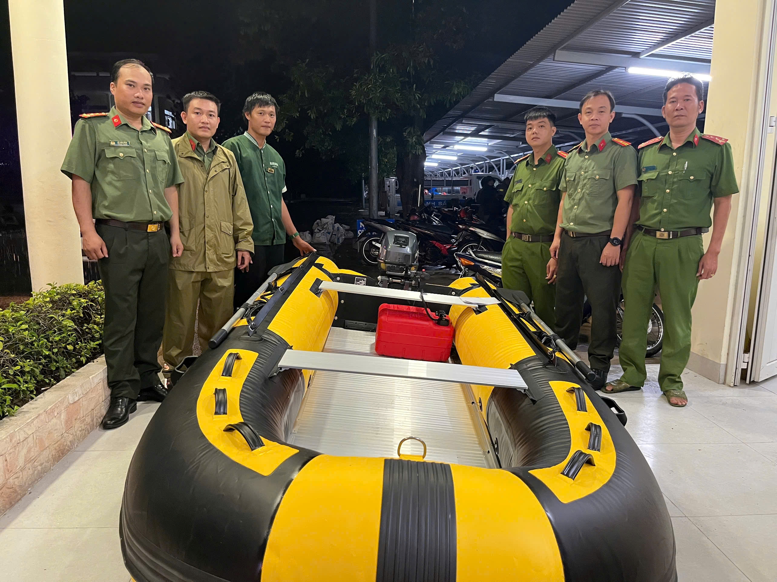 Phòng An ninh đối ngoại: Phối hợp trao tặng, hỗ trợ Nhân dân bị ảnh hưởng bởi mưa lũ kéo dài