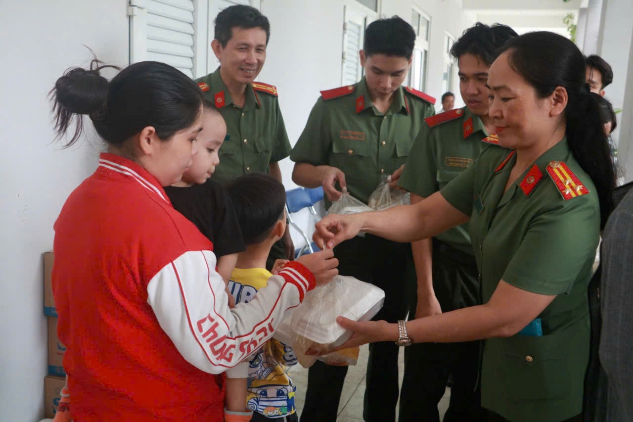 Phòng An ninh đối ngoại trao tặng suất ăn và nước uống cho người dân bị ảnh hưởng do mưa lũ