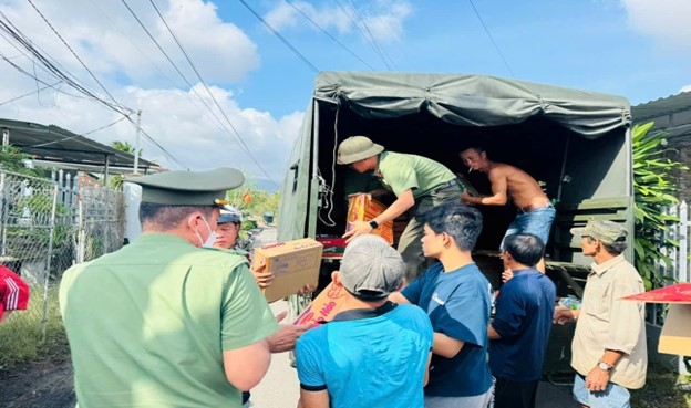 Phòng An ninh kinh tế chung tay cùng Nhân dân vùng lũ