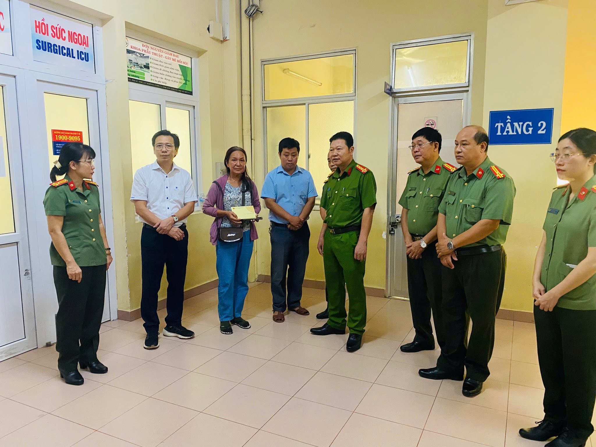 Lãnh đạo Công an tỉnh thăm, hỗ trợ thành viên tổ bảo vệ ANTT cơ sở bị nạn khi tham gia phòng chống bão số 13