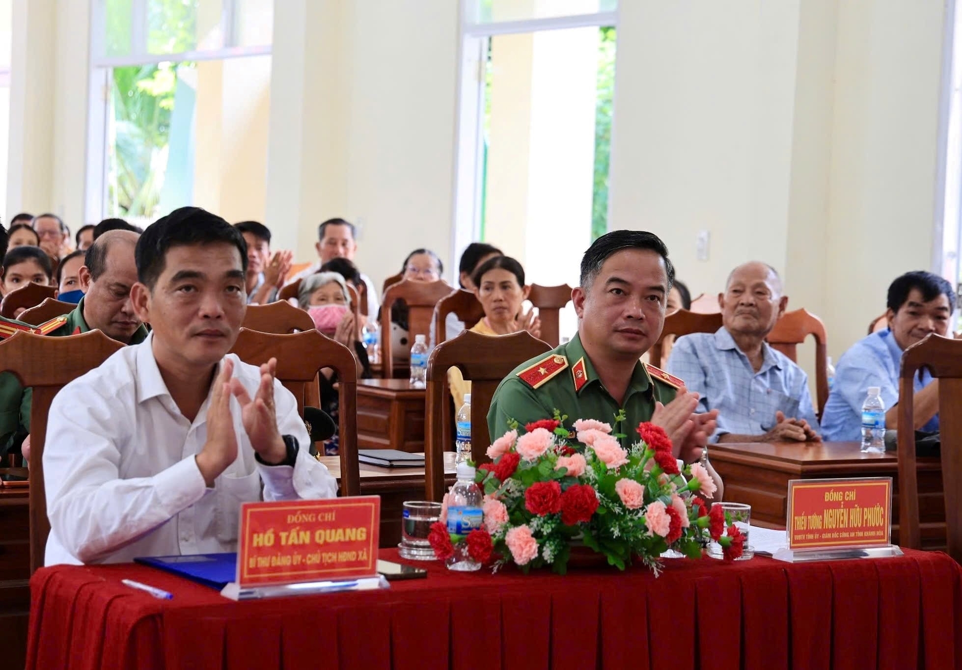 Thiếu tướng Nguyễn Hữu Phước, Giám đốc Công an tỉnh dự Ngày hội Đại đoàn kết toàn dân tộc tại thôn Tân Xương, xã Suối Dầu