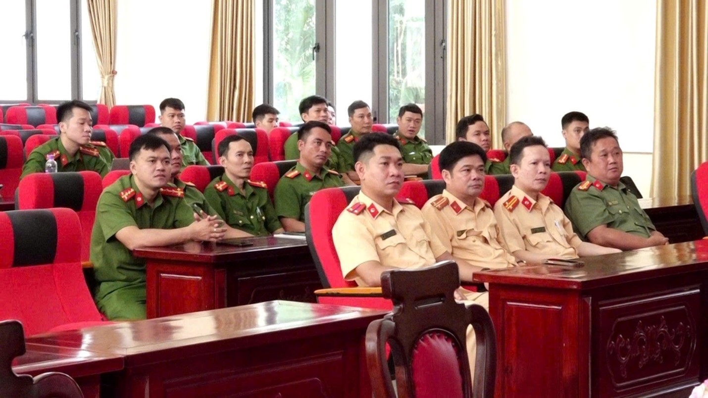 Phòng Cảnh sát giao thông: Tổ chức tập huấn kỹ năng huấn luyện lái xe gắn máy an toàn cho cán bộ, chiến sĩ
