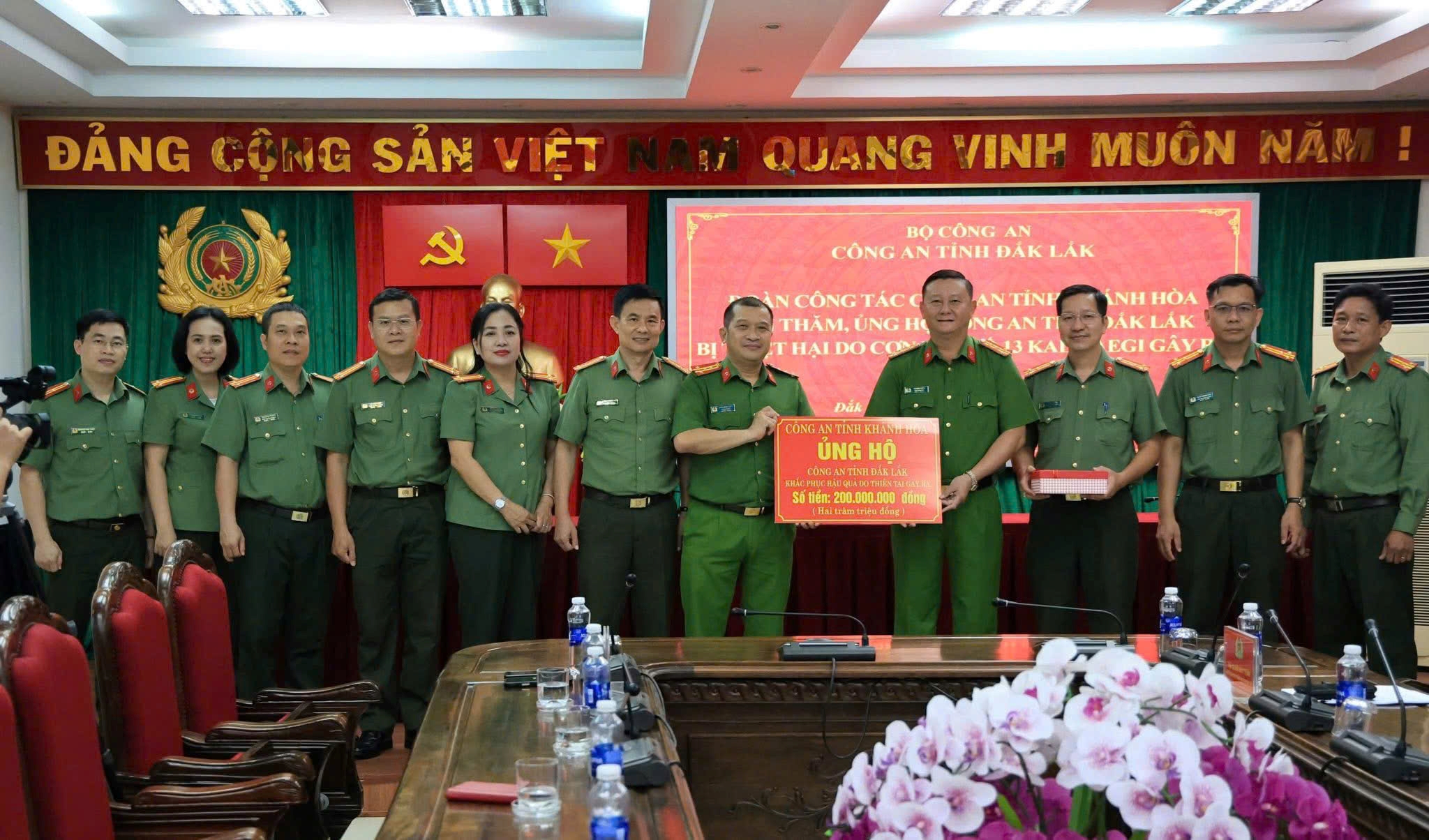 Công an tỉnh Khánh Hòa thăm, tặng quà hỗ trợ Công an tỉnh Đắk Lắk khắc phục hậu quả do thiên tai gây ra