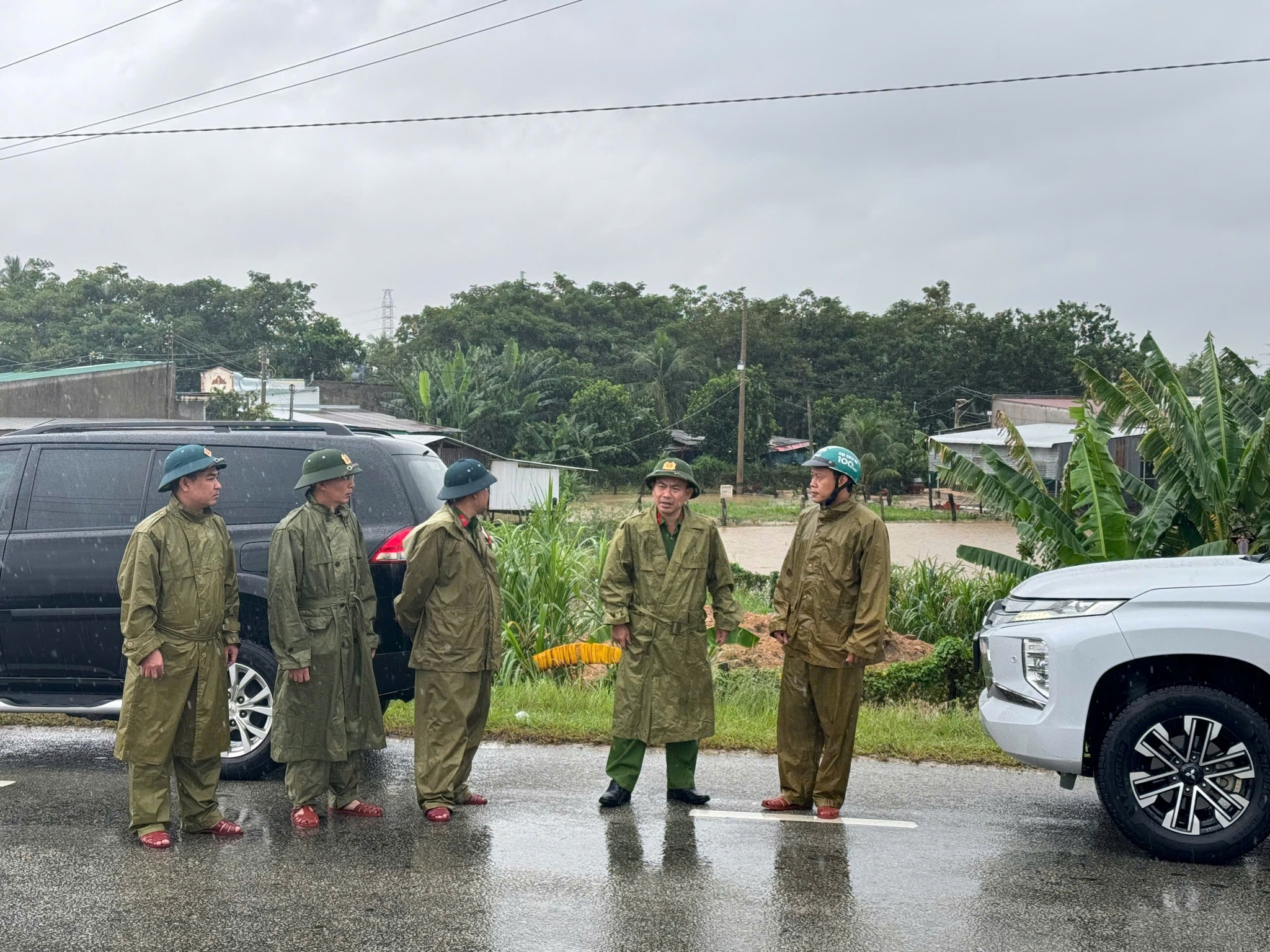 Đại tá Lê Quang Đồng - Phó Giám đốc Công an tỉnh kiểm tra công tác ứng phó với mưa lũ tại Đội Cảnh sát PCCC và CNCH khu vực 8