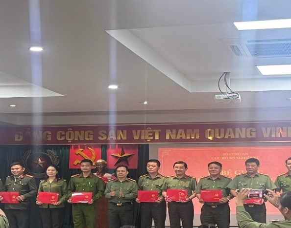 Cán bộ Phòng Hồ sơ nghiệp vụ tích cực học tập và đạt kết quả tốt tại lớp bồi dưỡng công tác hồ sơ nghiệp vụ Công an nhân dân