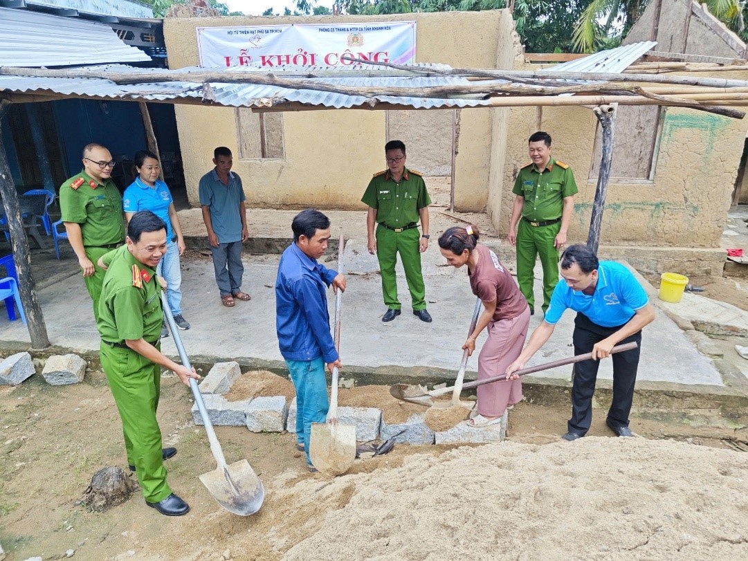 Phòng Cảnh sát thi hành án hình sự và hỗ trợ tư pháp: Khởi công xây dựng nhà tình nghĩa cho hai gia đình có hoàn cảnh khó khăn