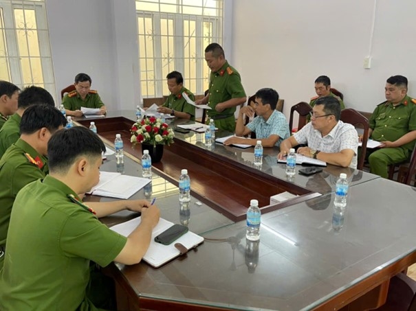 Thủ trưởng Cơ quan thi hành án hình sự Công an tỉnh Khánh Hòa làm việc với Công an phường Tây Nha Trang về công tác thi hành án hình sự và tái hòa nhập cộng đồng.