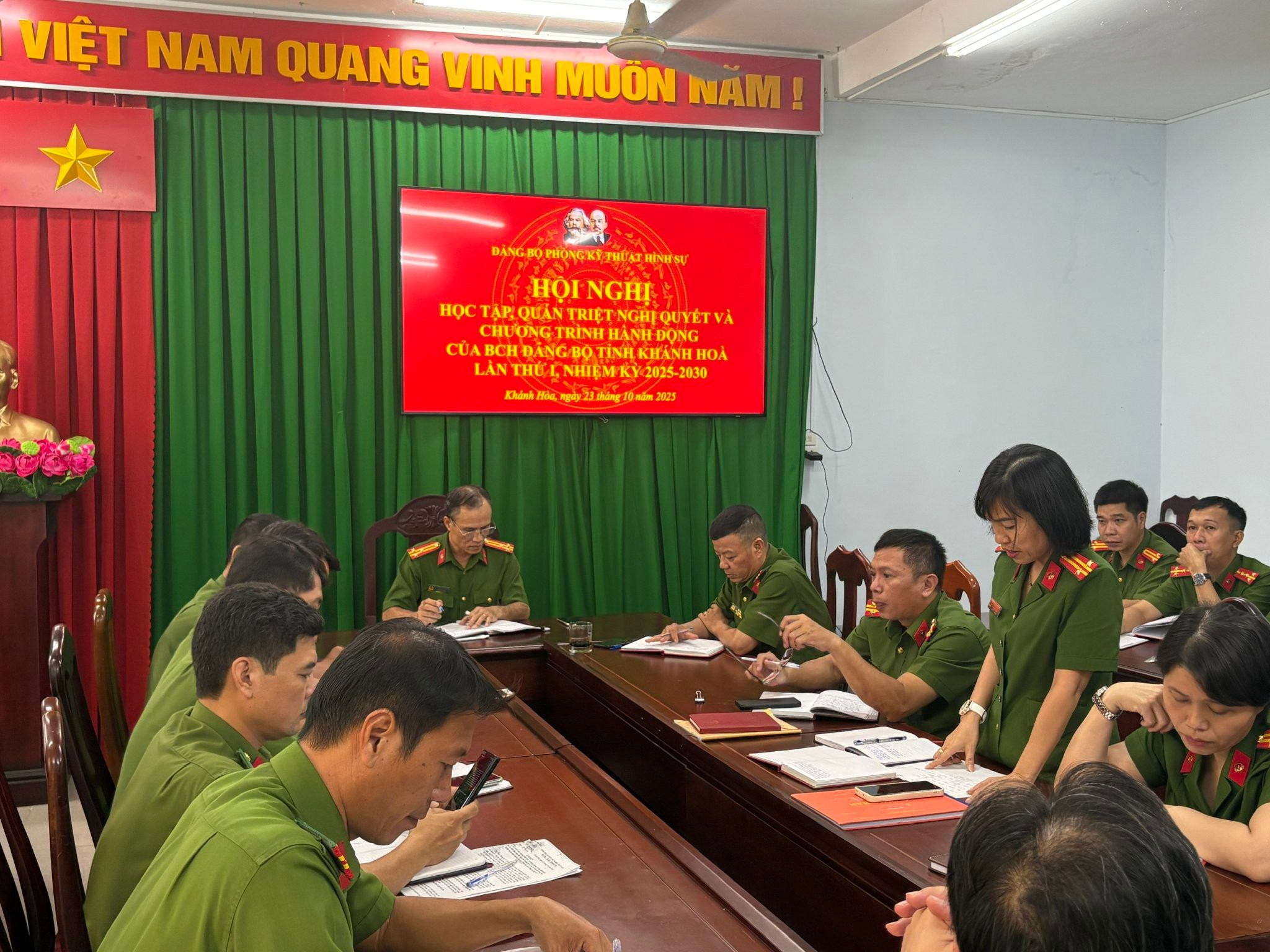 Cán bộ, đảng viên Phòng Kỹ thuật hình sự học tập, quán triệt Nghị quyết và Chương trình hành động của Ban Chấp hành Đảng bộ tỉnh Khánh Hòa