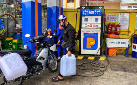 Tàng trữ xăng dầu tại nhà: Nguy cơ thành 