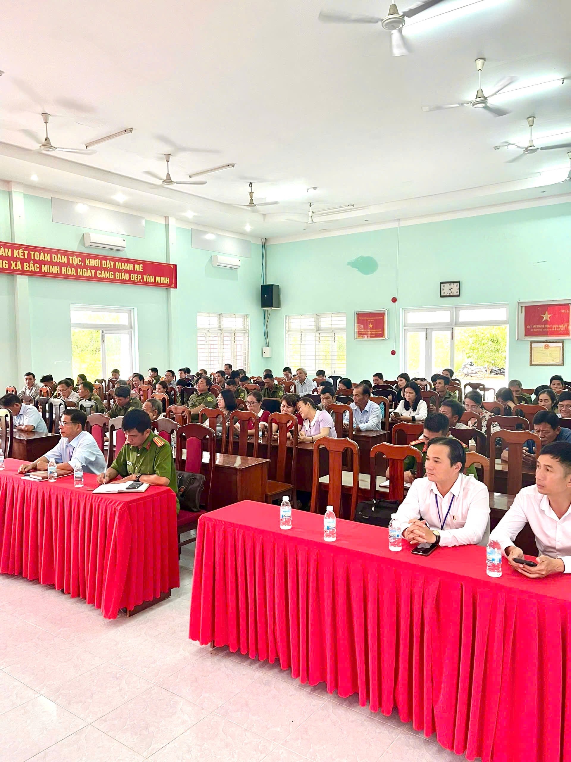 Tuyên truyền hướng dẫn triển khai thực hiện Luật phòng cháy, chữa cháy và cứu nạn, cứu hộ tại Ủy ban nhân dân xã Bắc Ninh Hòa.