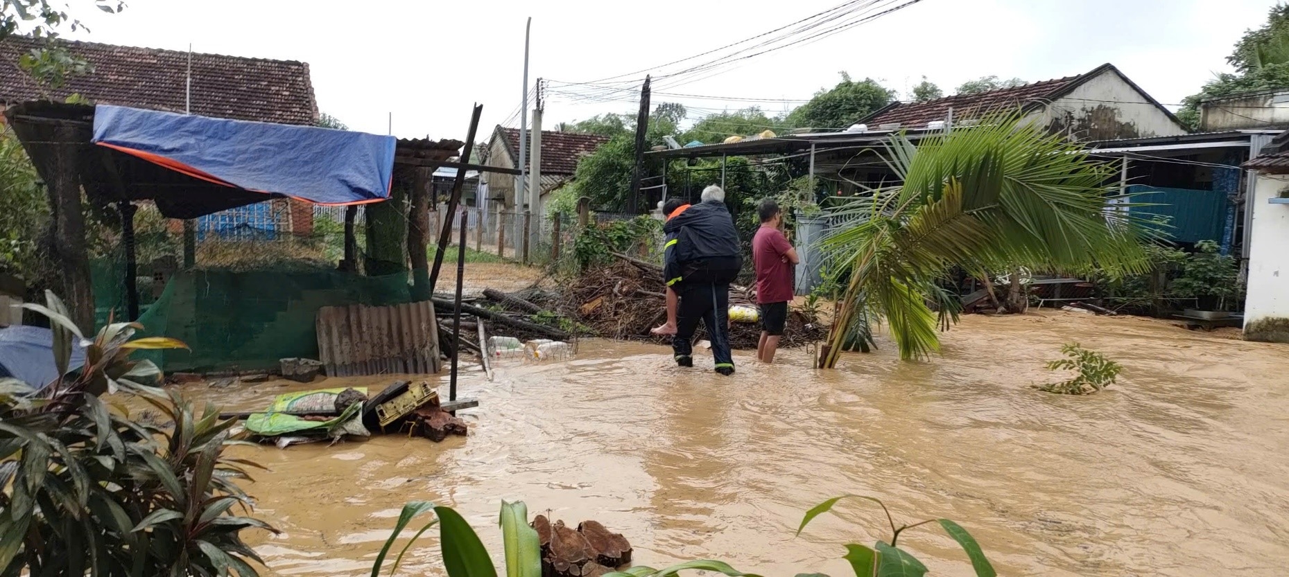 Kịp thời cứu nạn, sơ tán 20 người dân khỏi vùng ngập lụt nguy hiểm tại xã Tây Ninh Hòa và xã Tân Định.
