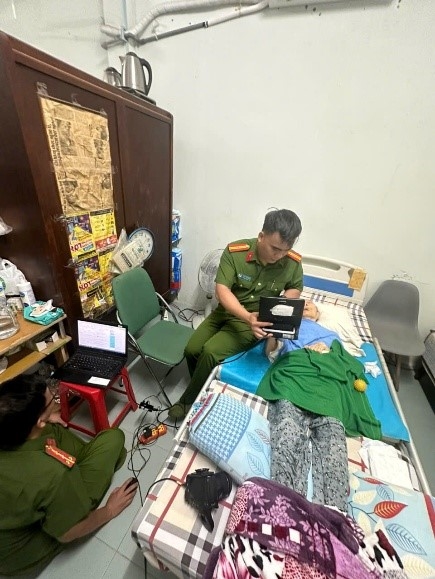 Đến tận nhà cấp Căn cước công dân cho người già yếu, bệnh tật, hết mình vì nhân dân phục vụ