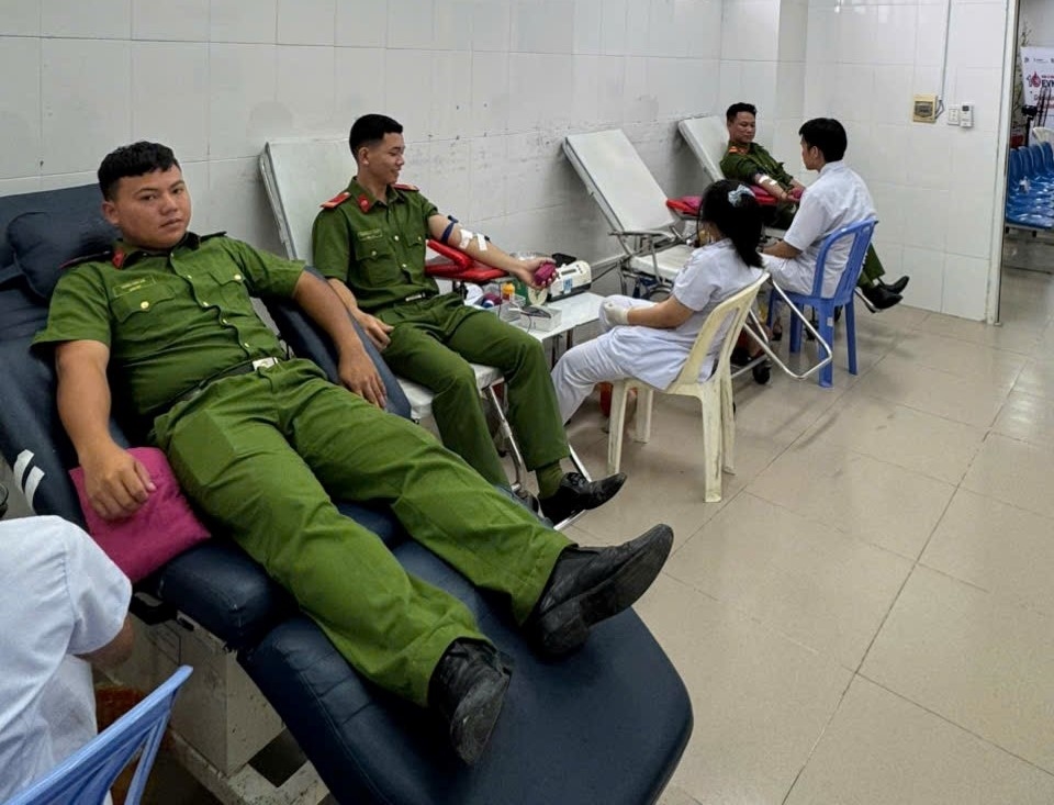 Trại tạm giam số 2: Hiến máu đột xuất cứu bệnh nhân nguy kịch