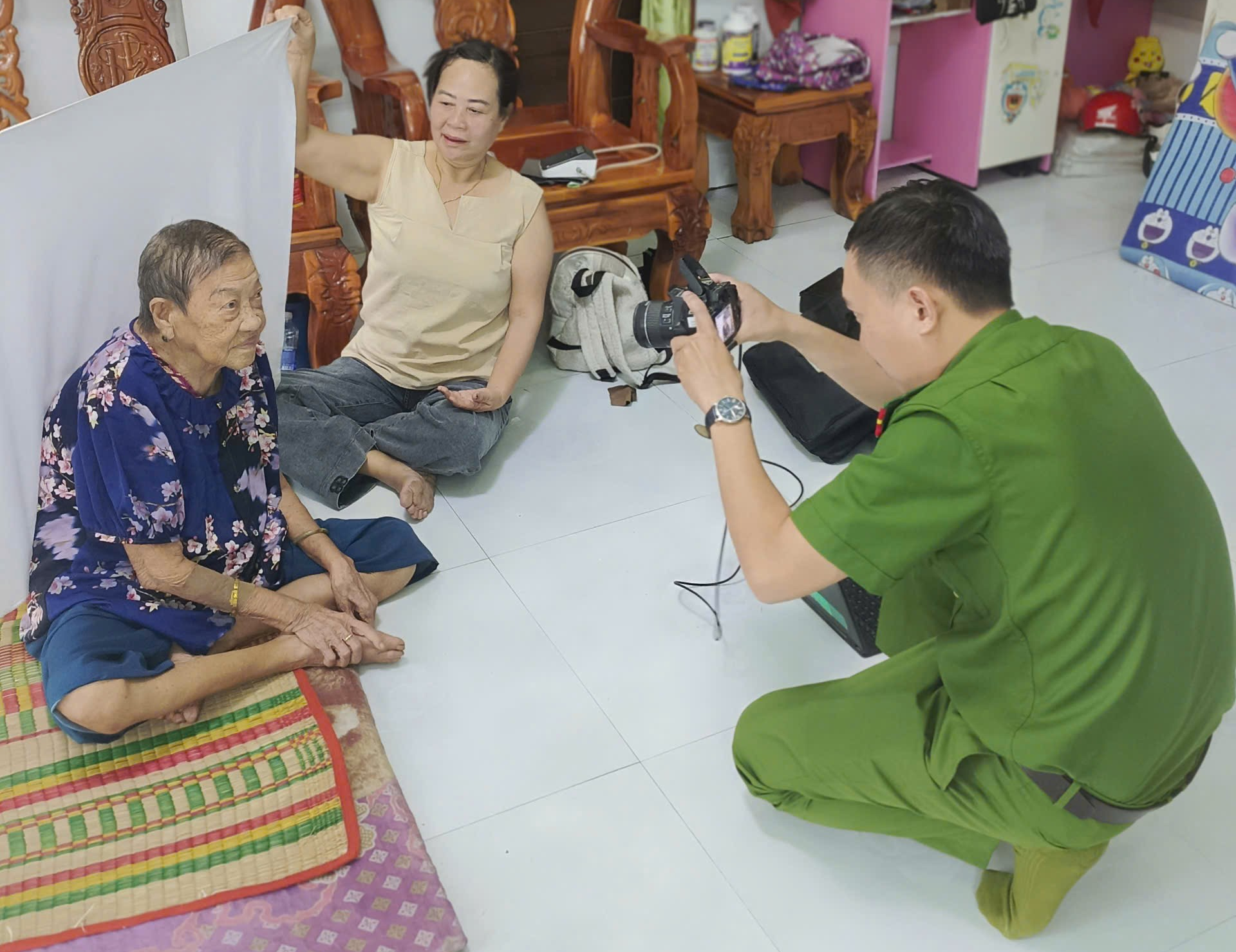 Công an xã Vạn Ninh làm căn cước tại nhà cho người già yếu, bệnh tật không thể đi lại được