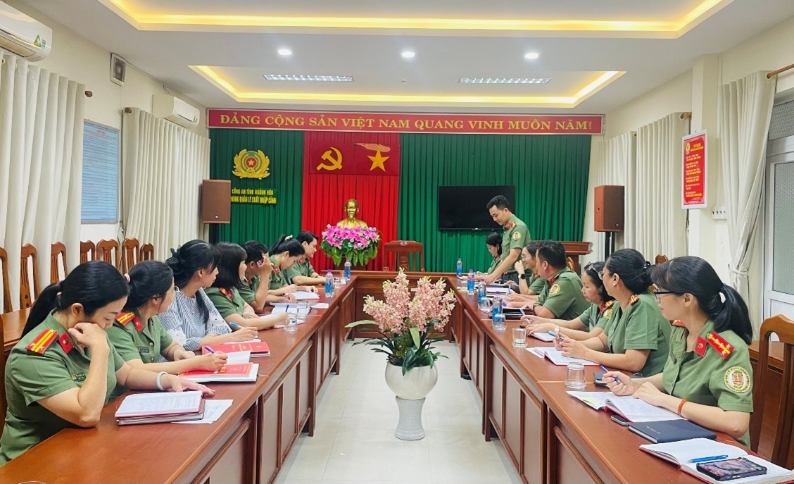 Chi bộ đội quản lý xuất cảnh, nhập cảnh của công dân việt nam tổ chức sinh hoạt chuyên đề