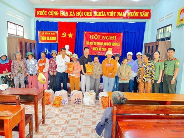 Phòng Quản lý xuất nhập cảnh phối hợp tặng quà  hỗ trợ người dân bị ảnh hưởng bởi mưa lũ