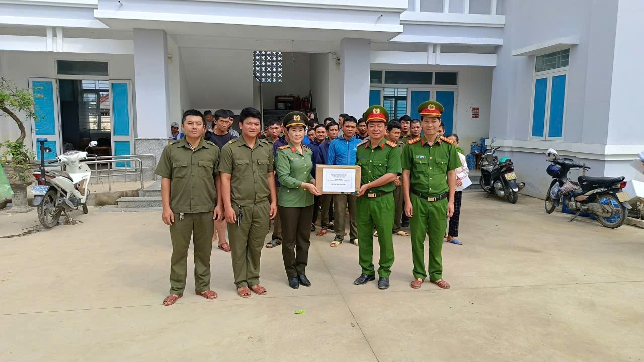 Phòng An ninh đối ngoại phối hợp trao tặng quà hỗ trợ nhân dân và lực lượng Công an xã khắc phục hậu quả sau mưa lũ