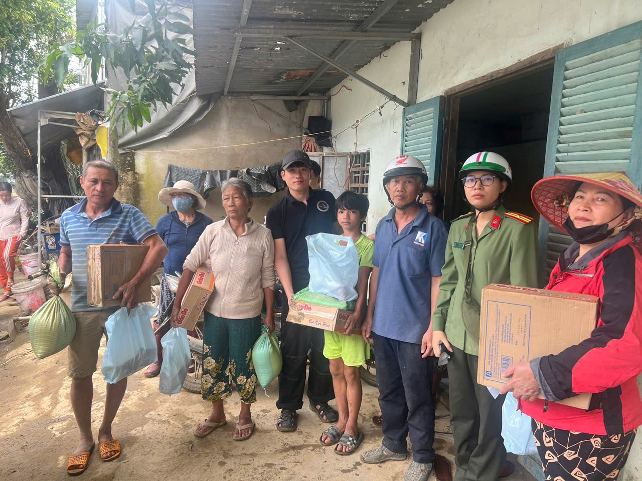 Phòng An ninh điều tra: Thăm, tặng quà các hộ dân bị ảnh hưởng do mưa lũ kéo dài tại tổ dân phố Vĩnh Phương, phường Bắc Nha Trang, tỉnh Khánh Hoà