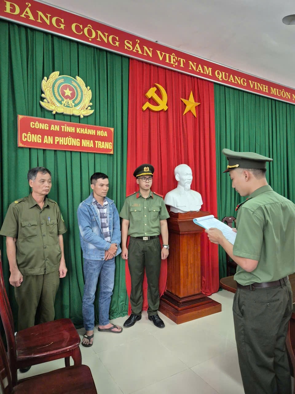 Công an tỉnh Khánh Hòa khởi tố, bắt tạm giam đối tượng có hành vi “Tàng trữ trái phép vũ khí quân dụng” và “Tàng trữ trái phép vật liệu nổ”.