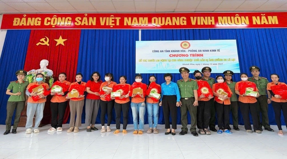 Phòng An ninh kinh tế trao tặng 300 phần quà hỗ trợ công nhân bị ảnh hưởng do mưa lũ tại khu công nghiệp Suối Dầu