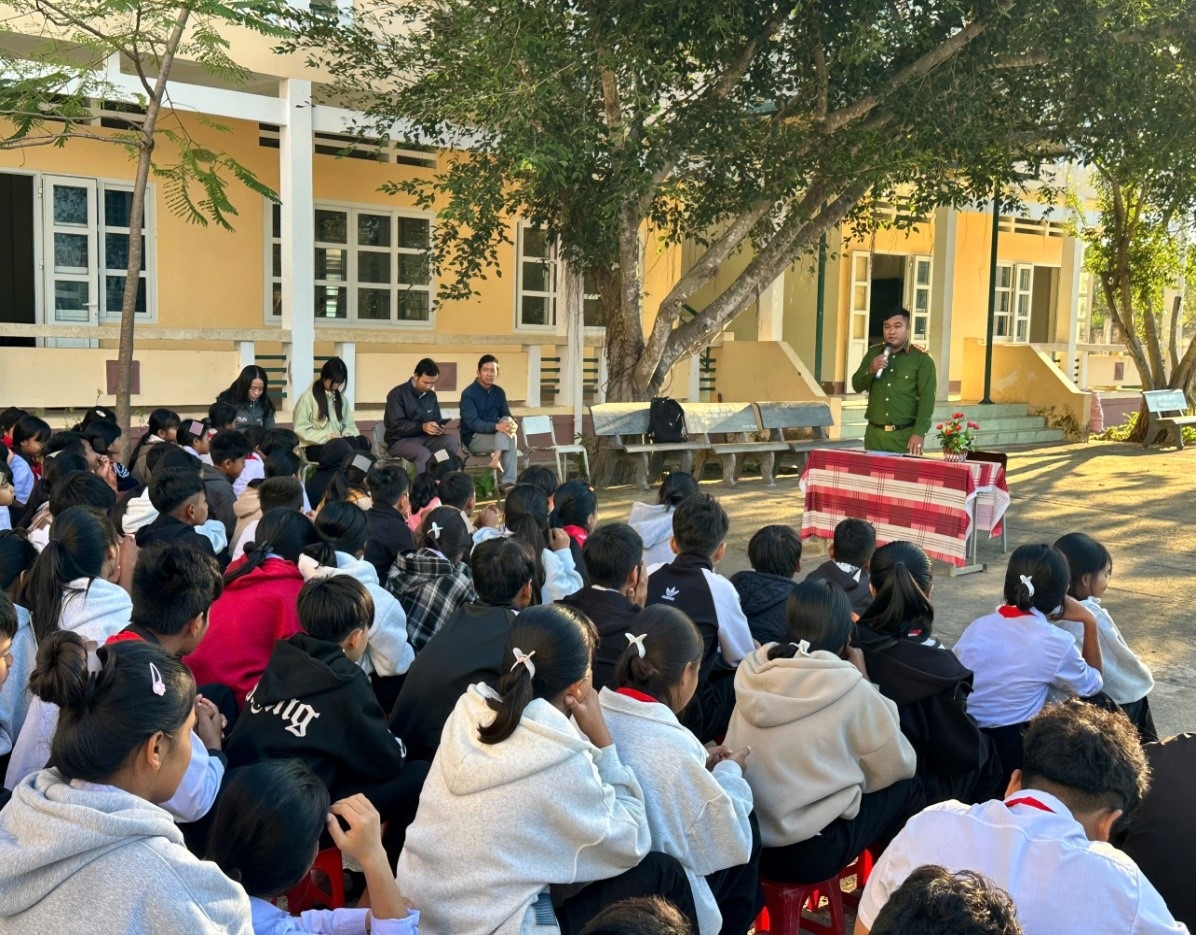 Công an xã Bác Ái tổ chức tuyên truyền, phổ biến pháp luật tại Trường tiểu học – Trung học cơ sở Võ Văn Kiệt