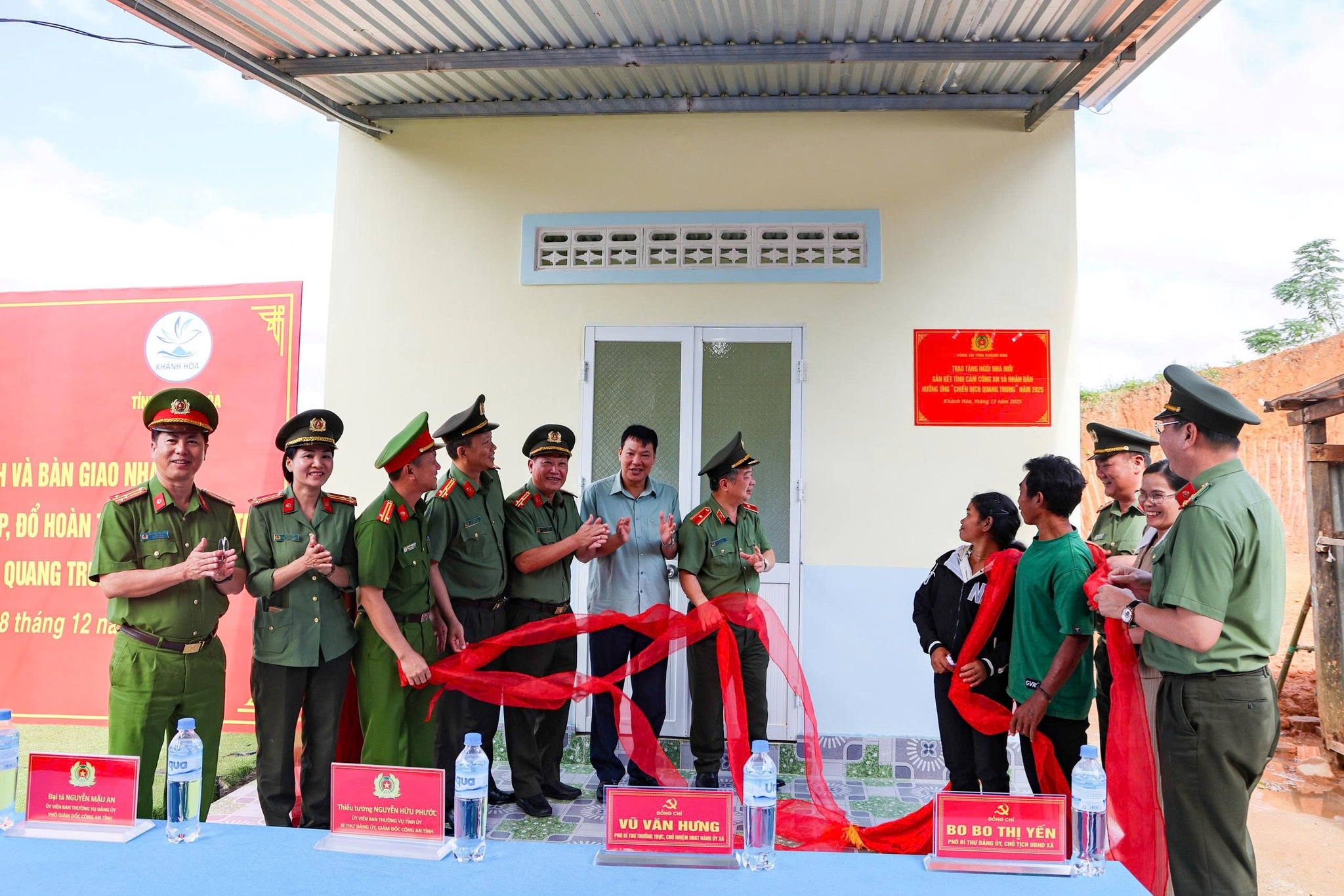 Giám đốc công an tỉnh Khánh Hòa trao tặng căn nhà đầu tiên trong chiến dịch Quang Trung cho người dân